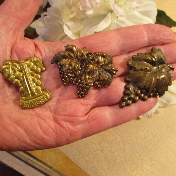 ART DECO Brass Repousse Grape Themed Brooch Lot~Vintage Gold Grape Brooches - Picture 5 of 13